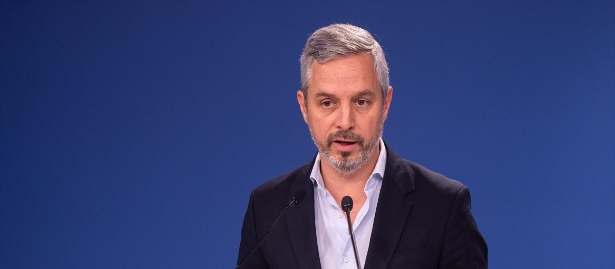 El vicesecretario de Economía, Juan Bravo, en rueda de prensa este domingo en la sede el PP