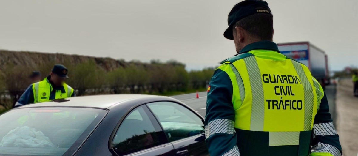 (Foto de ARCHIVO)
Agentes de la Guardia Civil de Tráfico en una imagen de archivo

REMITIDA / HANDOUT por GUARDIA CIVIL
Fotografía remitida a medios de comunicación exclusivamente para ilustrar la noticia a la que hace referencia la imagen, y citando la procedencia de la imagen en la firma
03/4/2025