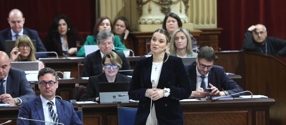 La presidenta del Govern, Marga Prohens, interviene en un pleno en el Parlament