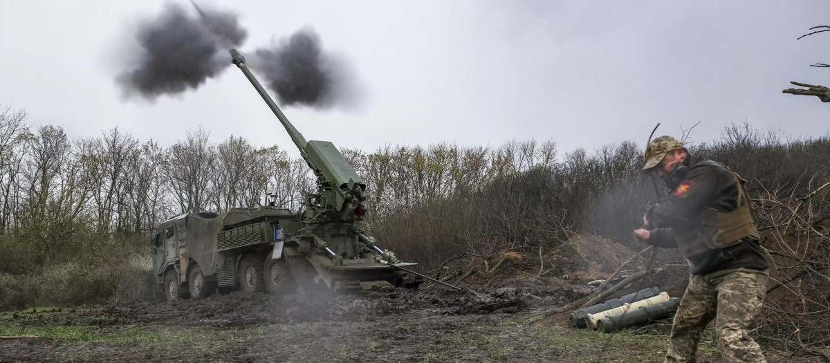 Un militar ucraniano de la 44.ª Brigada Mecanizada Separada de las Fuerzas Terrestres de Ucrania reacciona al disparo de un obús autopropulsado con ruedas 2S22 «Bohdana» contra un punto no revelado cerca del frente en la región de Zaporiyia, sureste de Ucrania, el 5 de abril de 2025, durante la invasión rusa