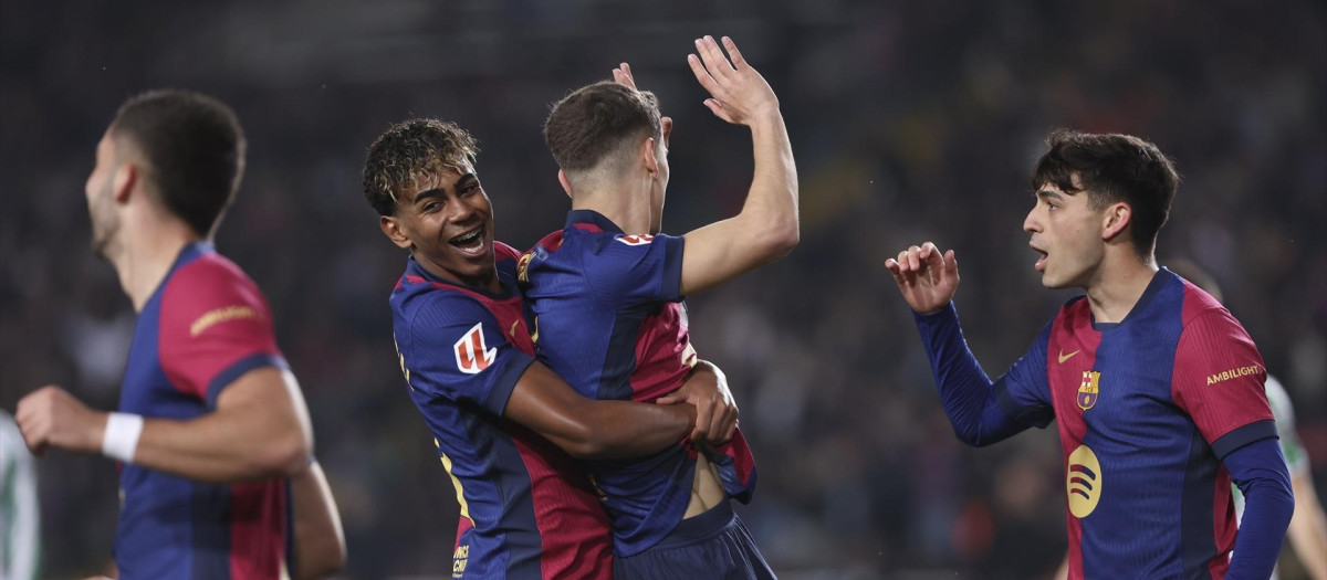 Los jugadores del FC Barcelona celebran un gol ante el Betis en Montjuic