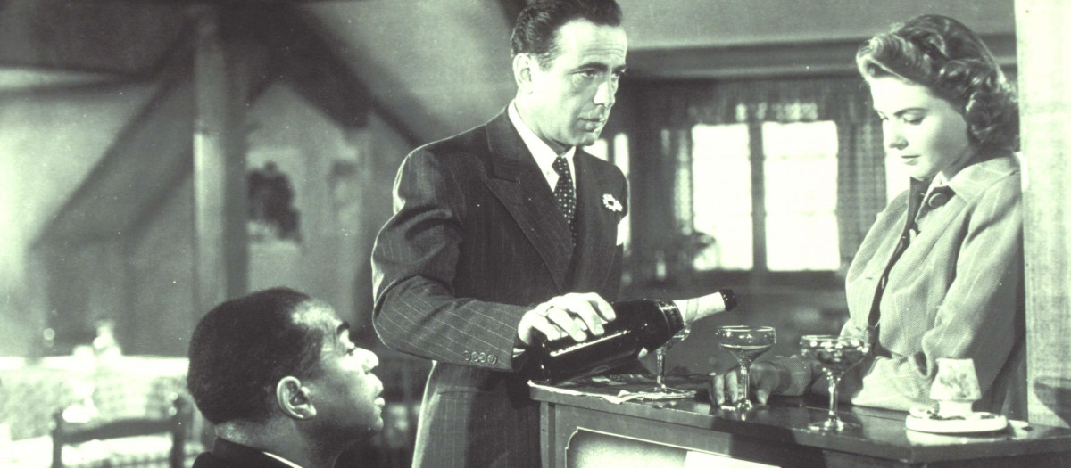 Humprey Bogart e Ingrid Bergman brindan con champán en 'Casablanca'