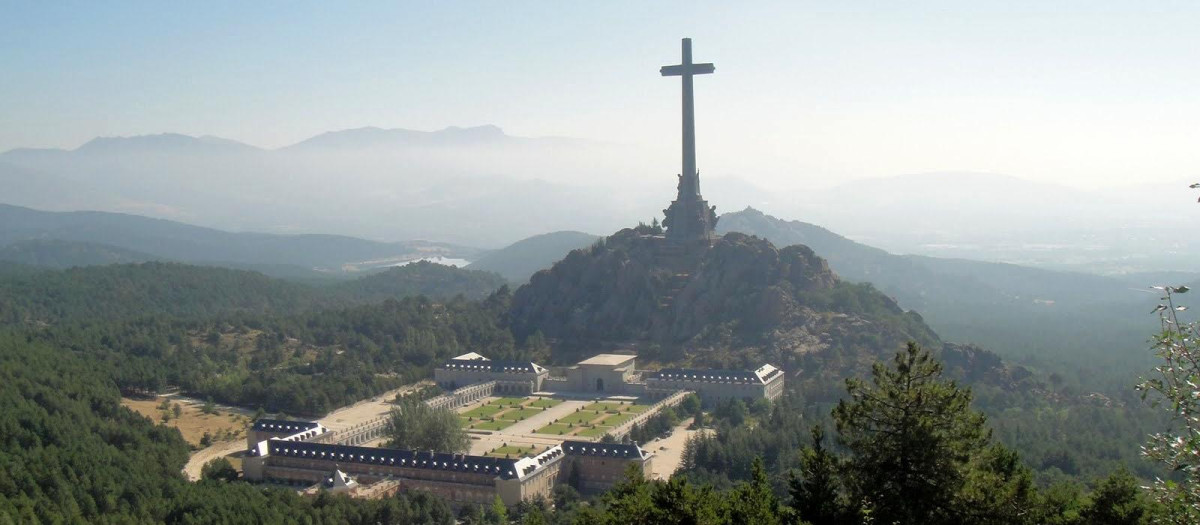 El monumental conjunto del Valle de los Caídos, con la cruz más alta del mundo