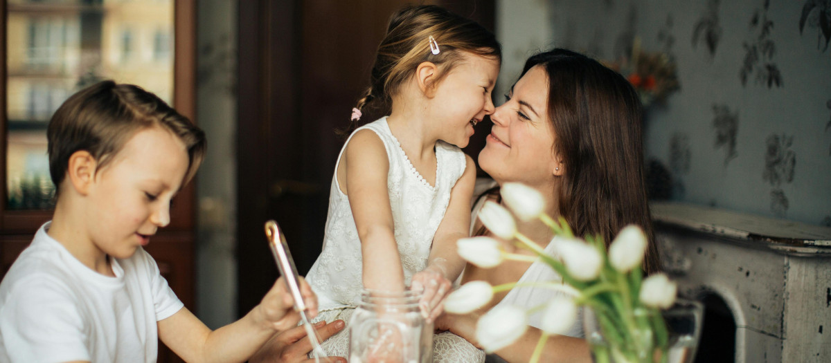Una madre, en la cocina junto a sus hijos