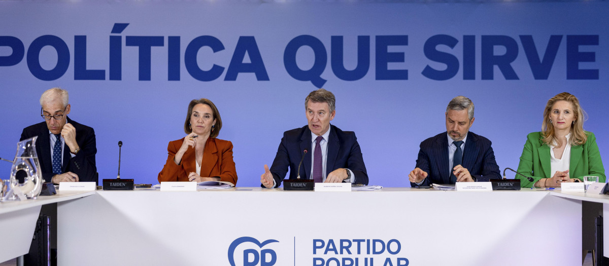 Alberto Núñez Feijóo, el lunes en una reunión con empresarios afectados por los aranceles