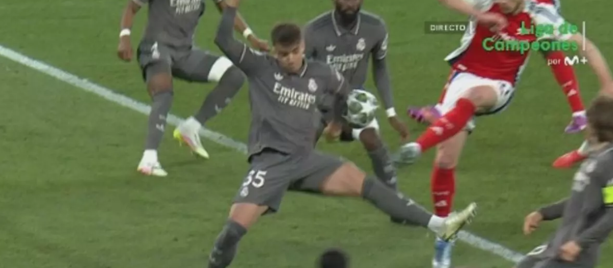 Posible penalti por mano de Raúl Asencio en el Emirates Stadium