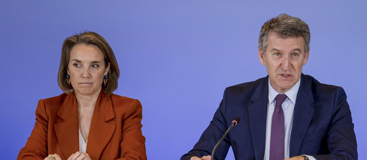 El líder del PP, Alberto Núñez Feijóo, junto a la secretaria general, Cuca Gamarra
