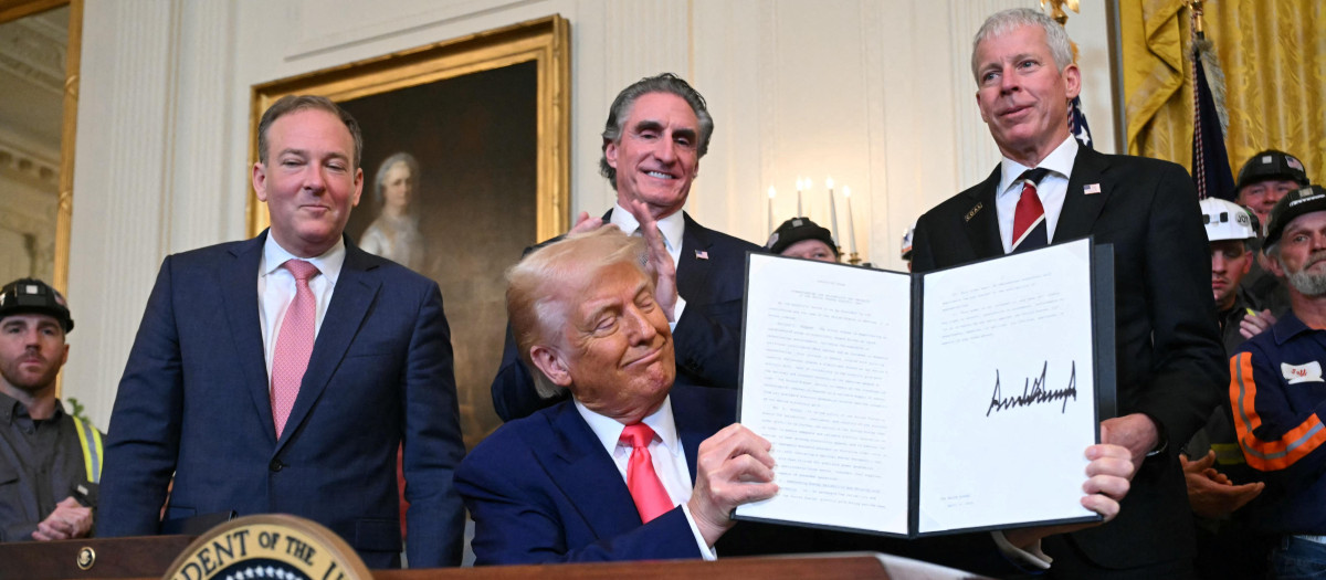 El presidente de Estados Unidos, Donald Trump, exhibe en la Sala Este de la Casa Blanca