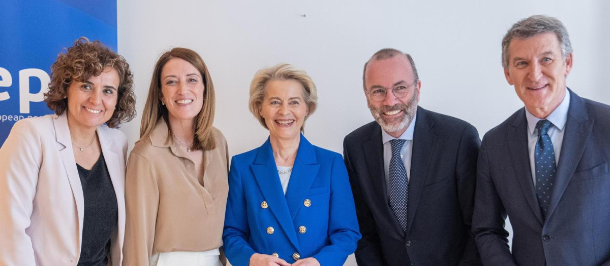 Dolors Montserrat, Roberta Metsola, Ursula von der Leyen, Manfred Weber y Alberto Núñez Feijóo