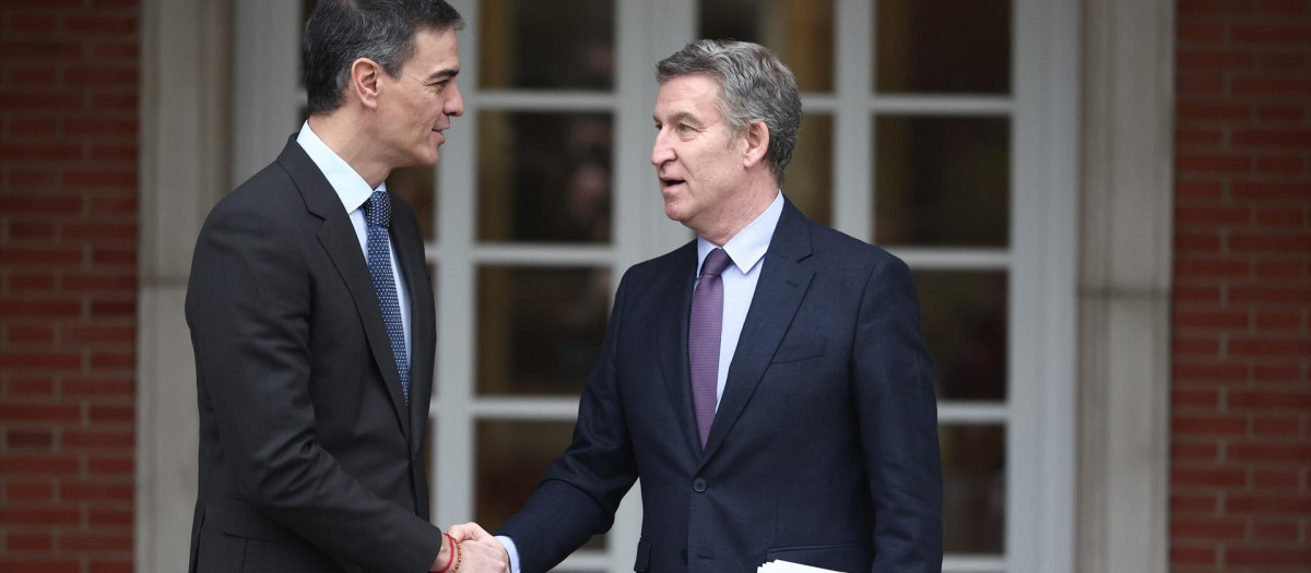 El presidente del Gobierno, Pedro Sánchez (i), recibe al presidente del Partido Popular, Alberto Núñez Feijóo