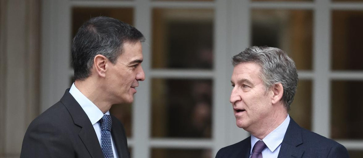 El presidente del Gobierno, Pedro Sánchez (i), recibe al presidente del Partido Popular, Alberto Núñez Feijóo