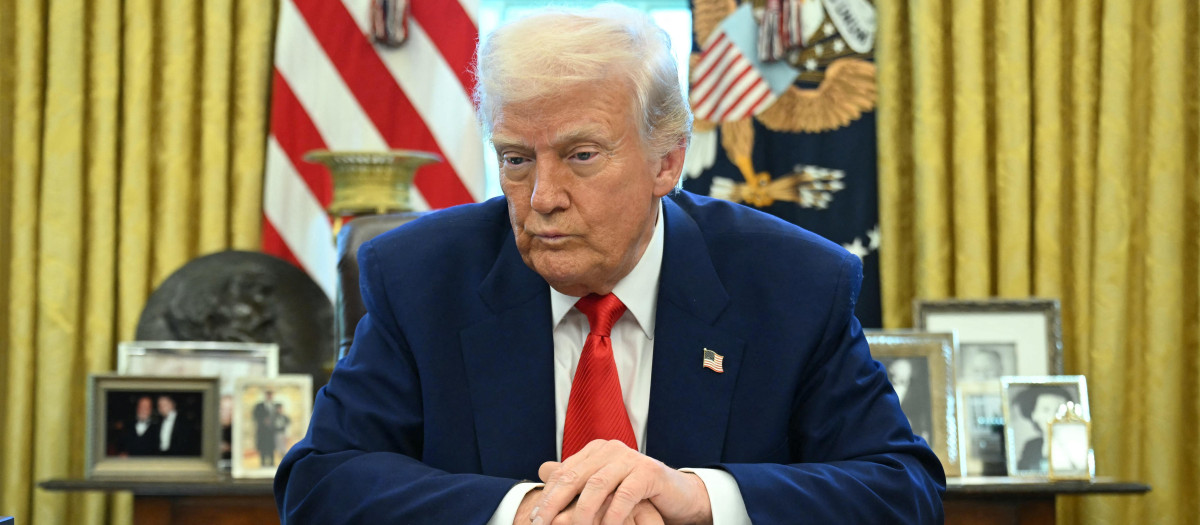 El presidente de Estados Unidos, Donald Trump, se prepara para firmar una orden ejecutiva en la Oficina Oval de la Casa Blanca