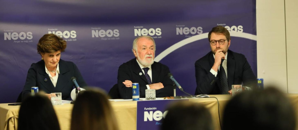 Jaime Mayor Oreja, María San Gil y Javier Martínez-Fresneda