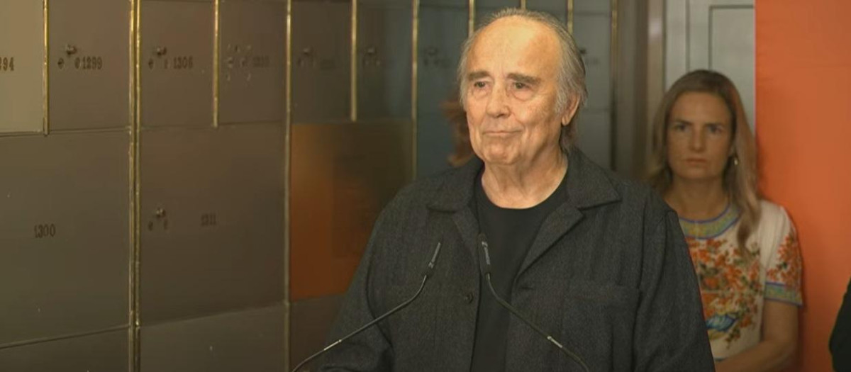 Joan Manuel Serrat durante el depósito de su legado en la Caja de las Letras