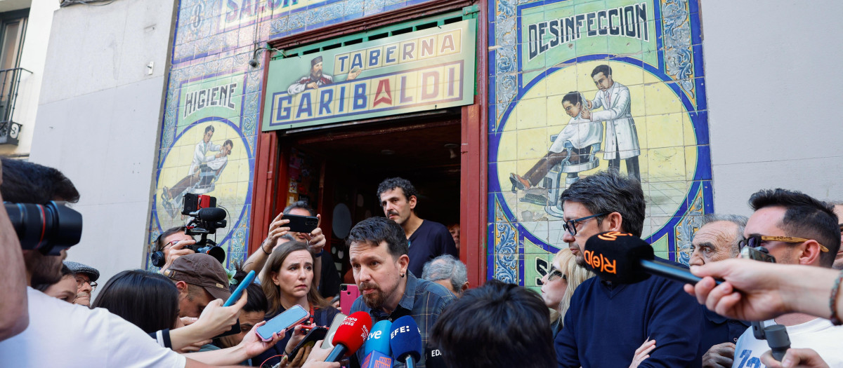 MADRID, 08/04/2025.-El exlíder de Podemos y exvicepresidente del Gobierno Pablo Iglesias presenta su libro 'Enemigos íntimos', donde denuncia la "derechización" de España a través de personajes políticos y mediáticos, este martes en la Taberna Garibaldi en Madrid.-EFE/ Juanjo Martín