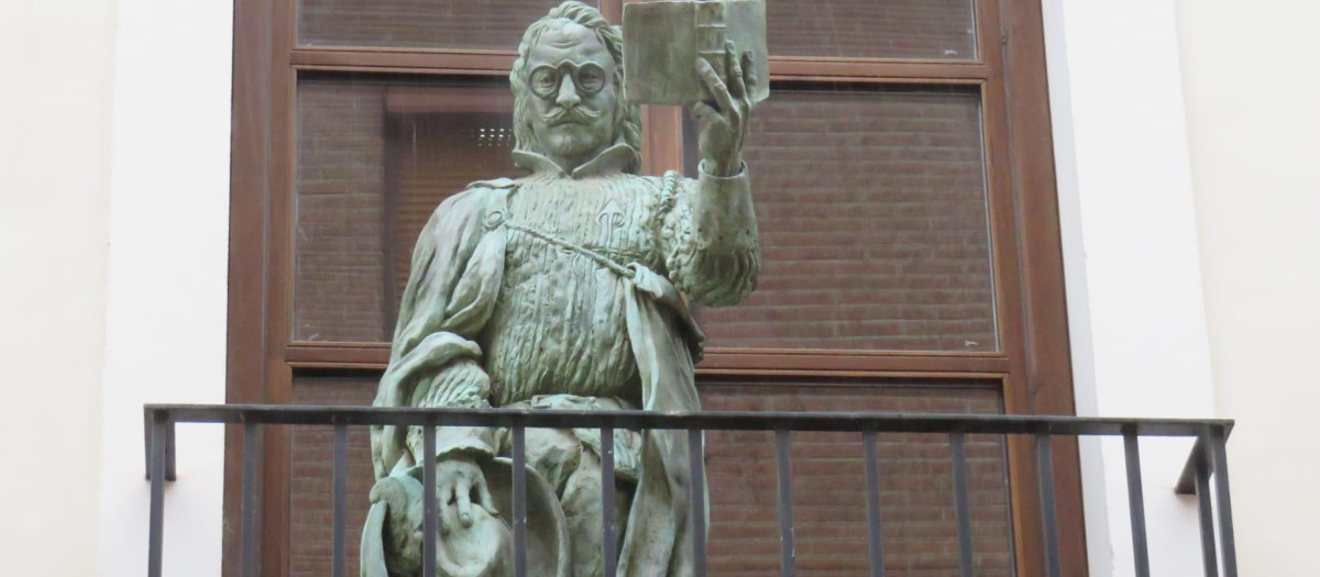 Escultura de Francisco de Quevedo en la calle Escritorios, 11