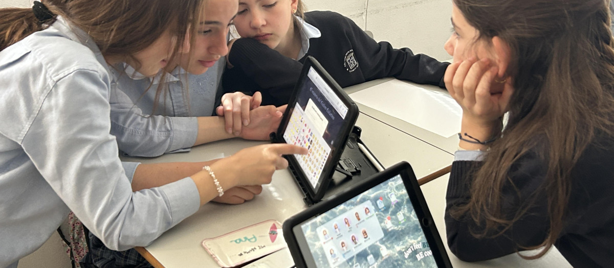 Imagen de alumnas del Reial Monestir Santa Isabel haciendo el scaperoom