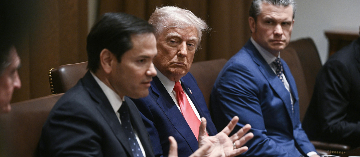 Trump sentado junto a Marco Rubio y Pete Hegseth