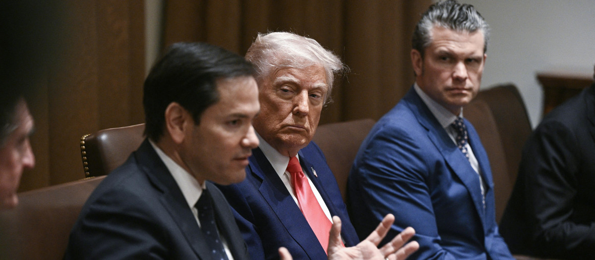 Trump sentado junto a Marco Rubio y Pete Hegseth