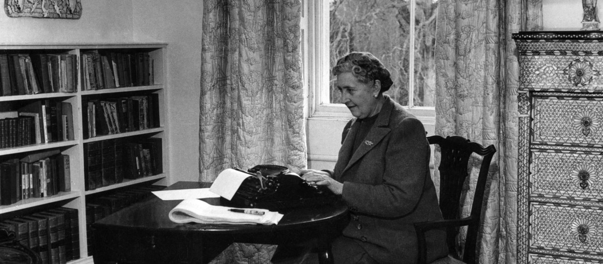 Agatha Christie, trabajando con una máquina de escribir en marzo de 1946 en Greenway House (Devonshire)