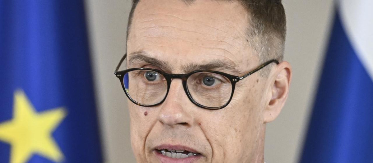 HELSINKI (Finland), 03/04/2025.- Finland's President Alexander Stubb speaks at a joint press conference with Austrian President Alexander Van der Bellen (not pictured) following their talks in Helsinki, Finland, 03 April 2025. Austrian President is on an official visit to Finland. (Finlandia) EFE/EPA/KIMMO BRANDT