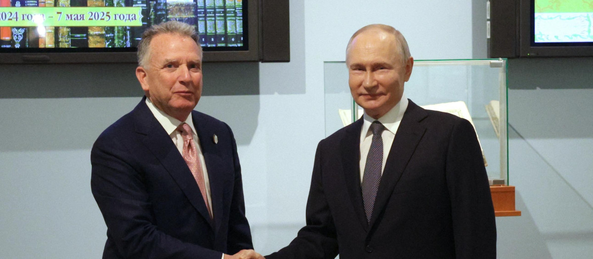 el presidente de Rusia, Vladimir Putin, estrecha la mano del enviado del presidente estadounidense Donald Trump, Steve Witkoff
