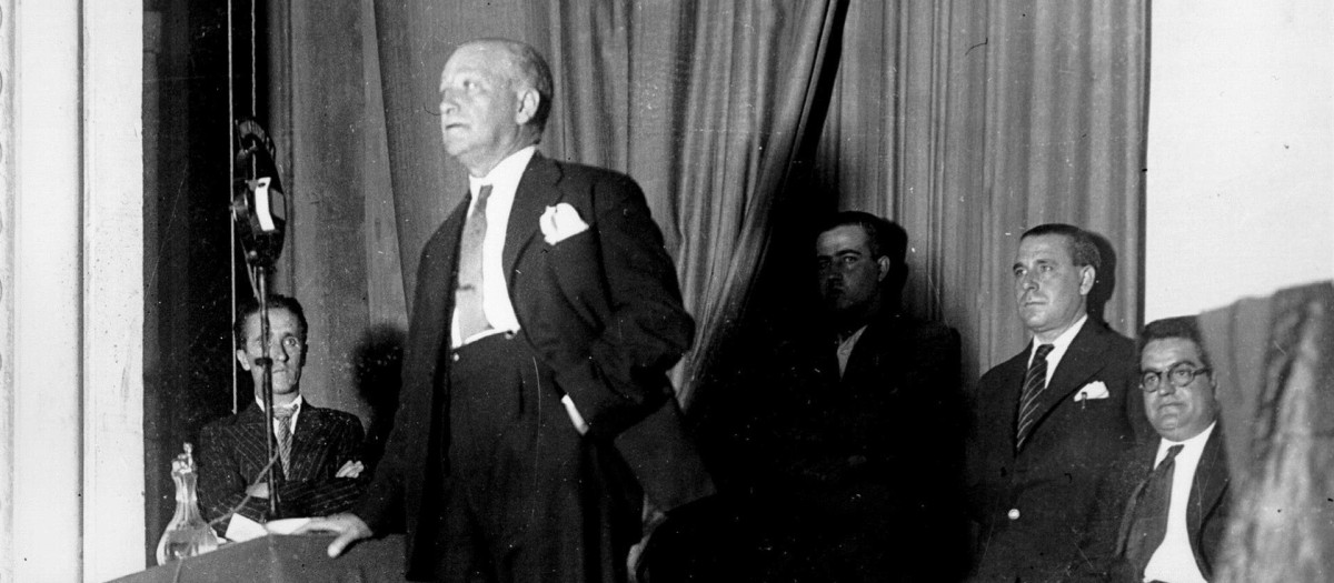 Largo Caballero se dirige a las Juventudes Socalistas, en un acto de 1934