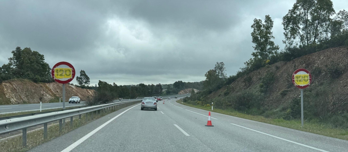 Carril derecho cortado y señales que parecen pintadas a rotulador
