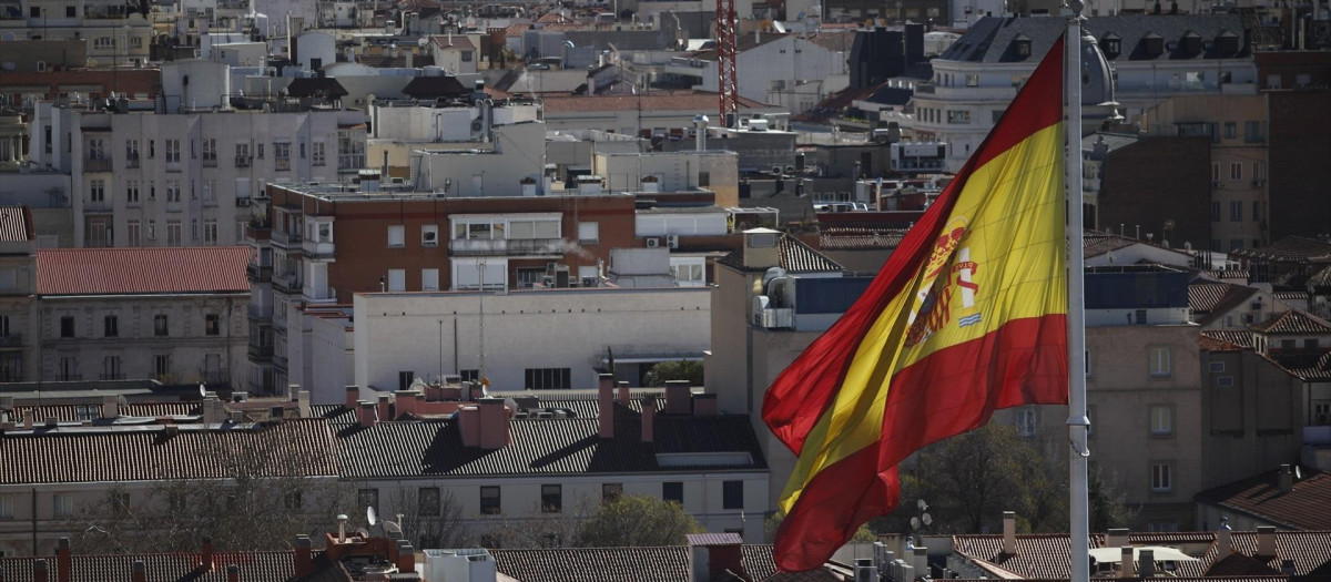La bandera de España en una visual de los tejados de Madrid desde la Torre Colón.
