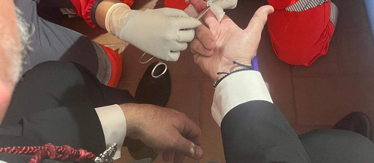 Un señor es atendido por una sanitaria de Cruz Roja
