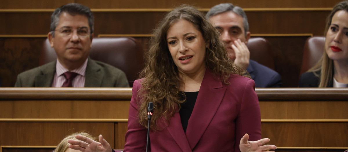 La diputada del PP Ester Muñoz interviene durante una sesión de control al Gobierno en el Congreso de los Diputados