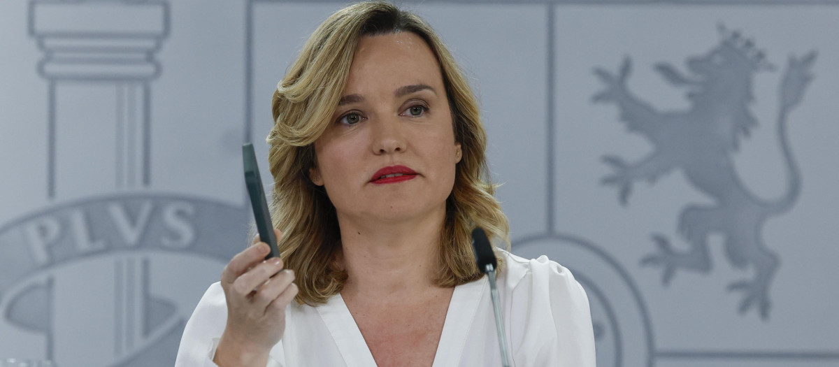 La portavoz del Gobierno, Pilar Alegría, sujetando su teléfono móvil