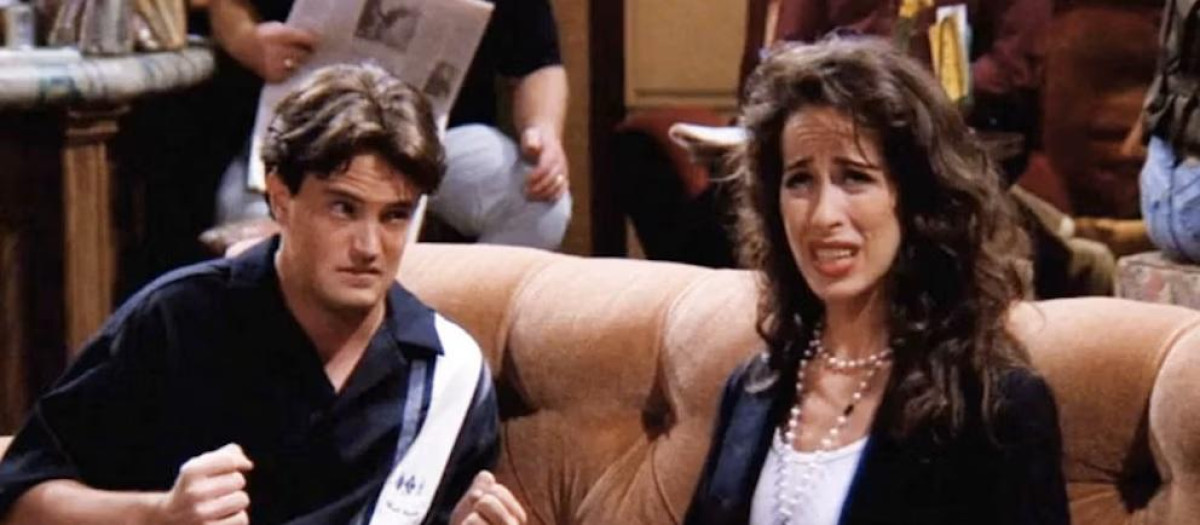 Matthew Perry y Maggie Wheeler en 'Friends'.
