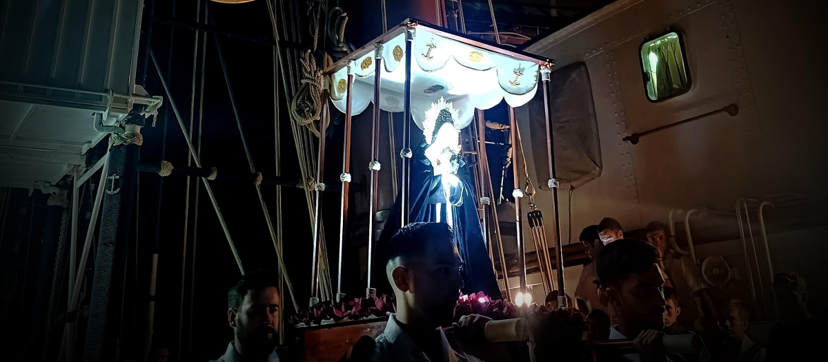 La comitiva recorre la cubierta de Elcano mientras la banda de música interpreta Mater Mea