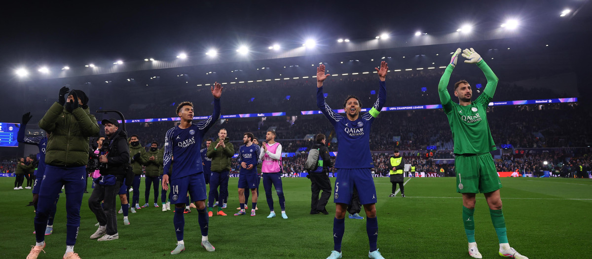 Los jugadores del PSG celebran el pase a semifinales de Champions