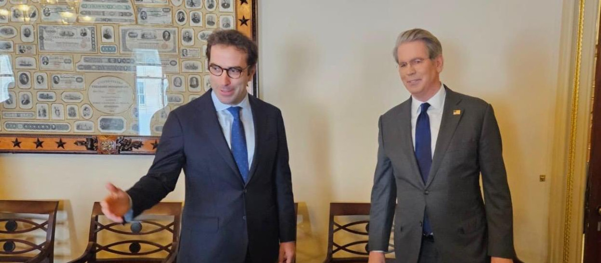 El ministro de Economía, Comercio y Empresa, Carlos Cuerpo (i), durante su reunión con el secretario del Tesoro de Estados Unidos, Scott Bessent (d), a 15 de abril de 2025