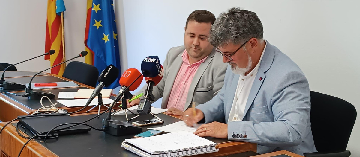 El alcalde de Muro de Alcoy, Vicent Molina, junto al socialista Saúl Serrano