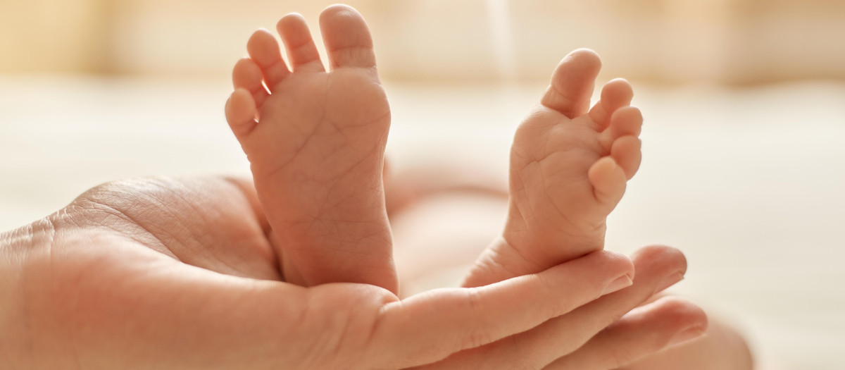 Bebé recién nacido con su mamá