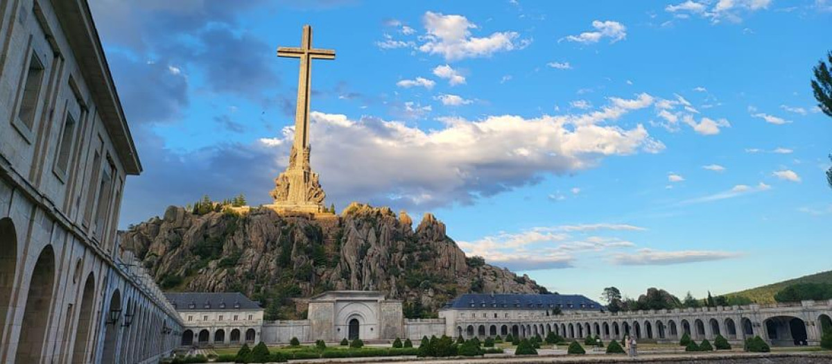 La Cruz más grande del mundo, desde la explanada posterior