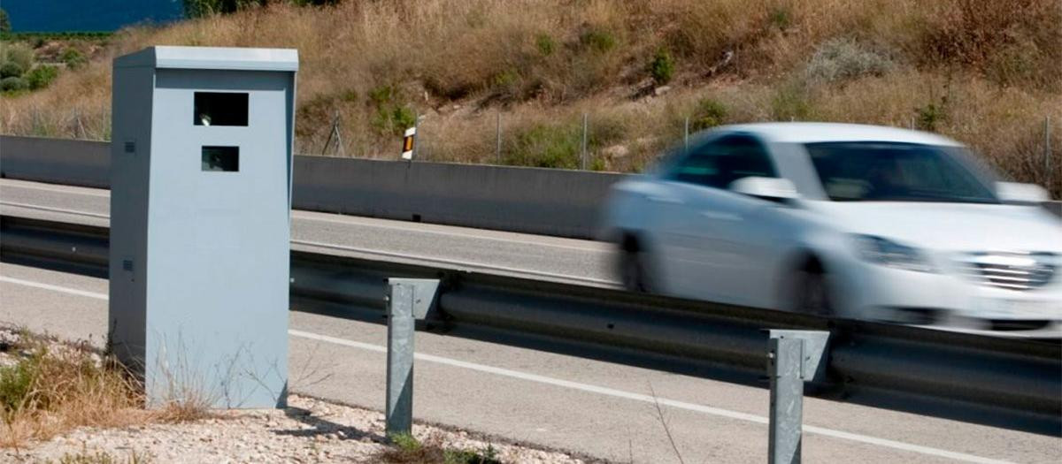 Un vehículo pasa delante de un radar de velocidad