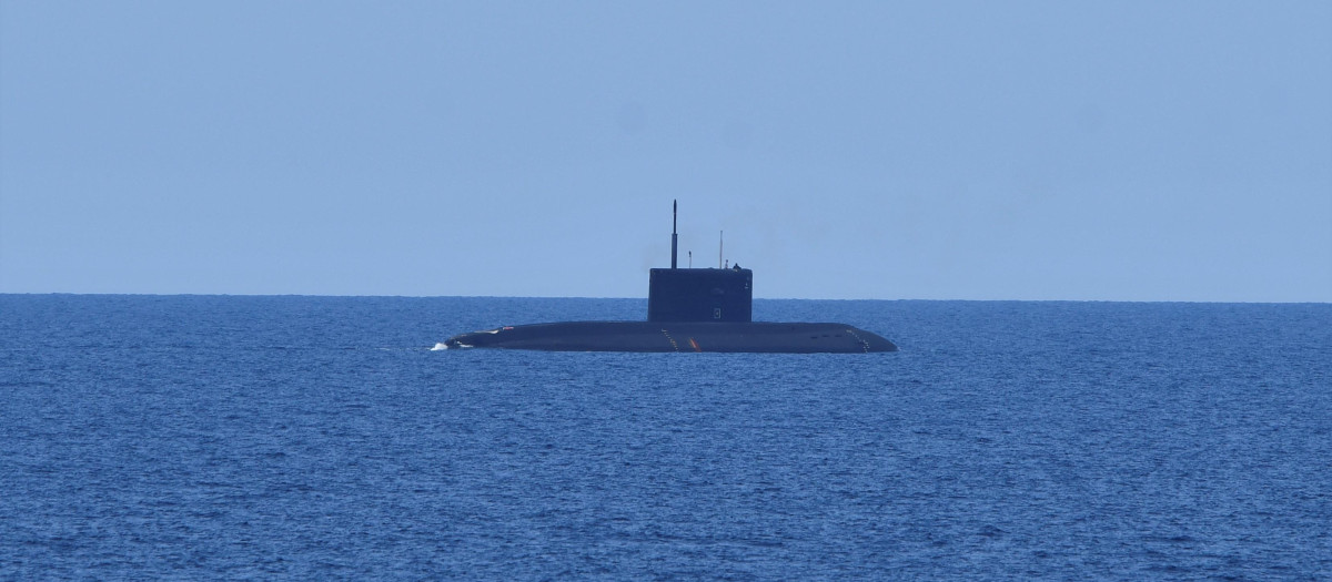 El sigiloso submarino ruso 'Krasnodar' navegando en superficie