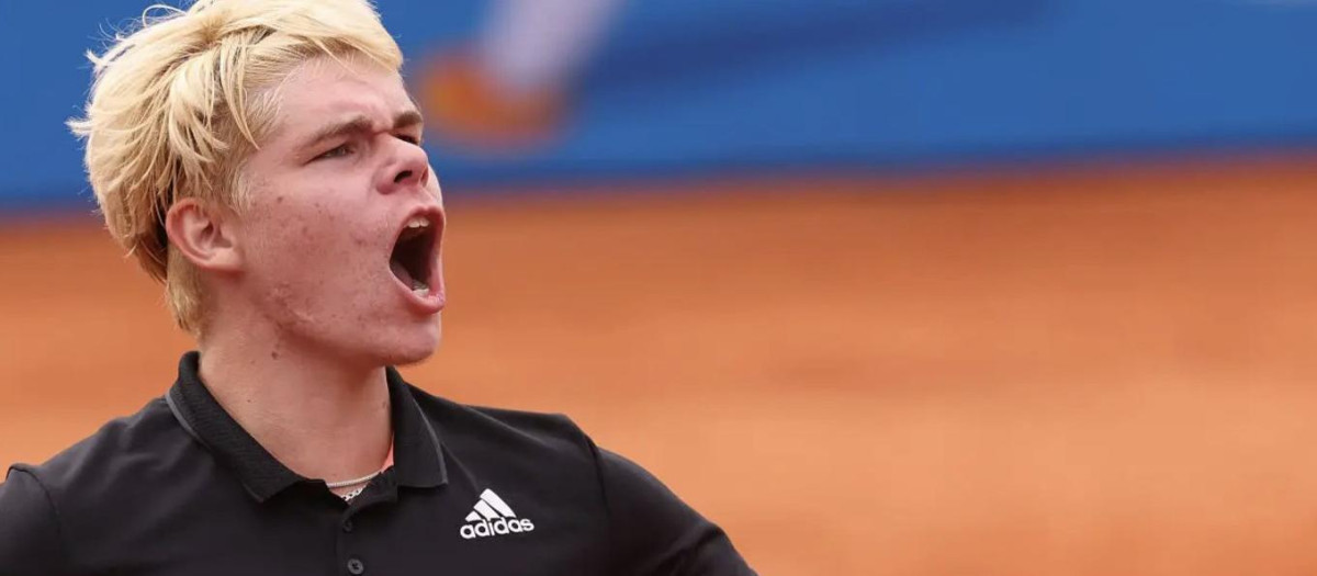 Diego Dedura-Palomero celebra la victoria ante Denis Shapovalov