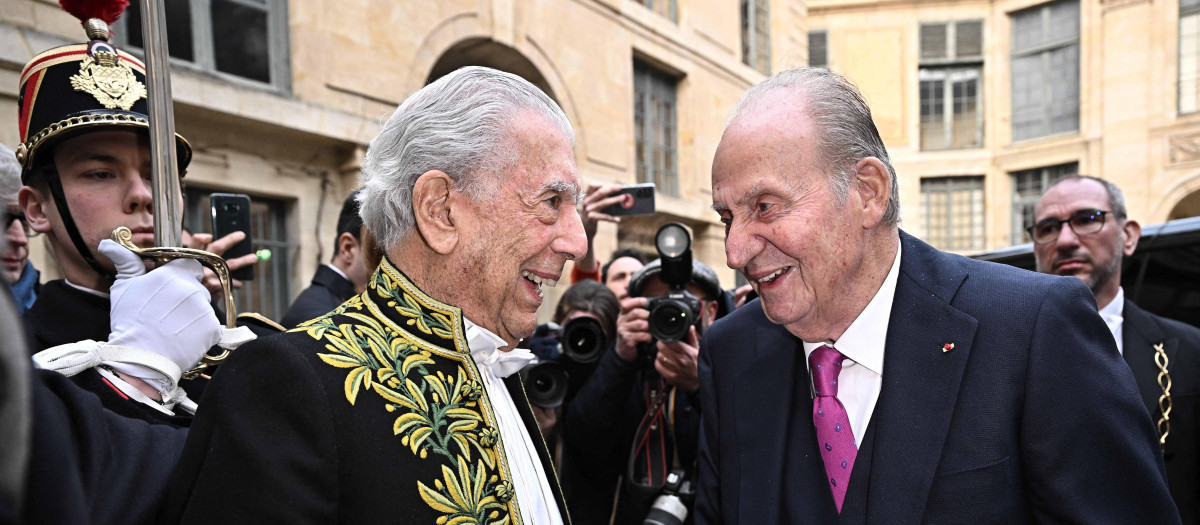 El Rey Juan Carlos y Mario Vargas Llosa, en una imagen de archivo