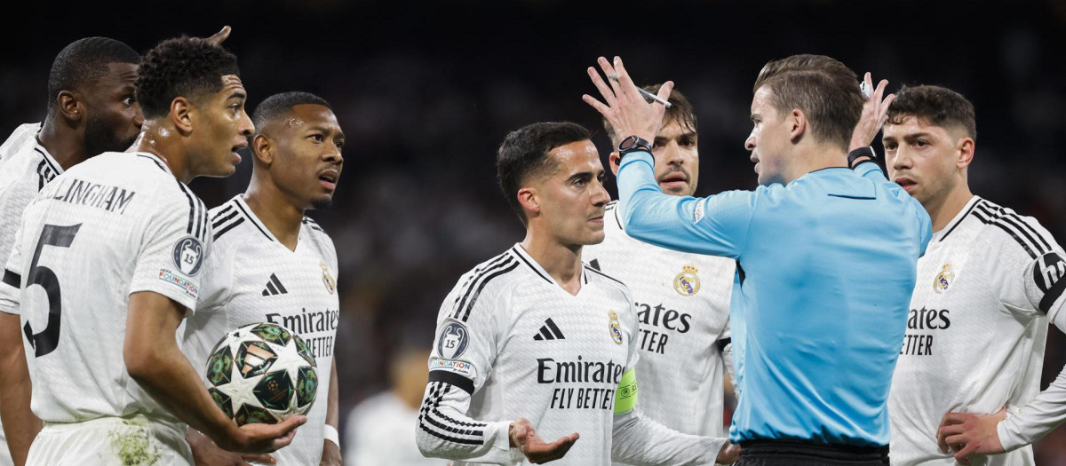 Los jugadores del Real Madrid protestan al árbitro por el penalti señalado a Asencio