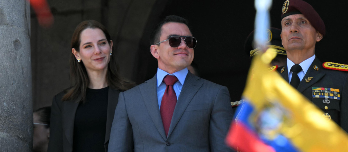 El reelegido presidente de Ecuador, Daniel Noboa, acompañado de su esposa, Lavinia Valbonesi