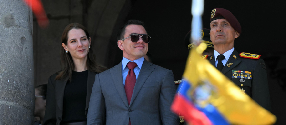 El reelegido presidente de Ecuador, Daniel Noboa, acompañado de su esposa, Lavinia Valbonesi