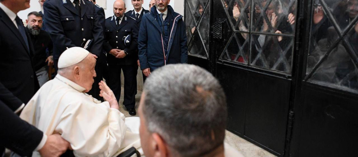Francisco saluda a los presos de la prisión Regina Coeli