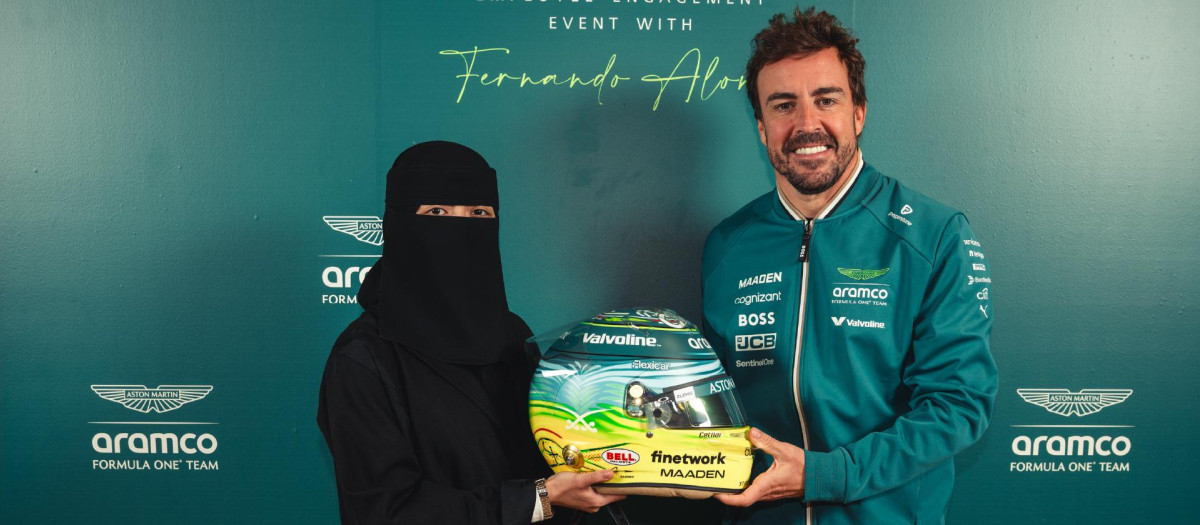 Fernando Alonso, con la diseñadora de su casco