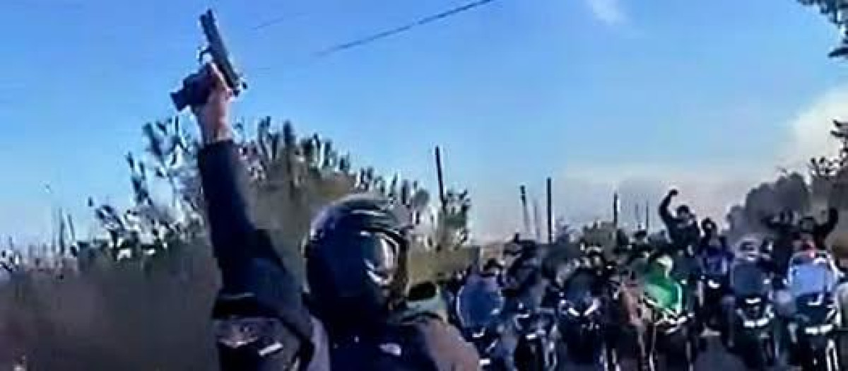 Unos moteros con pistolas disparan al aire en una carrera ilegal de caballos en Sicilia