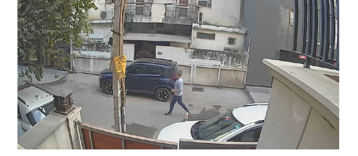 Imagen del denunciado, merodeando por la zona donde vive la denunciante